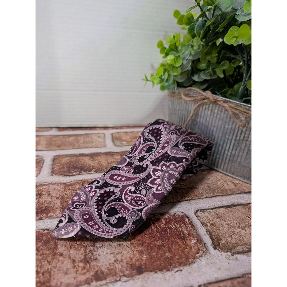 Geoffrey Beene Mens Neck Tie Silver Gray Purple Paisley Silk Classic Career